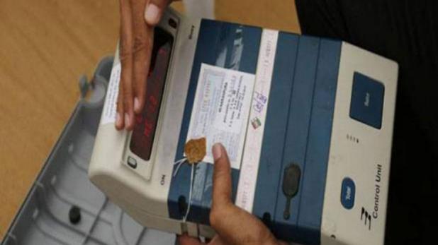 रिकाउंटिंग की मांग उठते ही EVM से भरा ट्रक पलटा, ड्राईवर बच गया और मशीने टूट गईं!! इस कांड को क्या नाम दें? हार्दिक पटेल