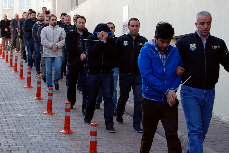 عزل 2756 موظف في تركيا من مؤسسات الدولة