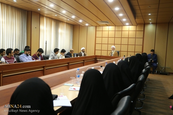 Fotos: Ayatollah Amoli beim Empfang einiger muslimischen Jungen aus verschiedenen Ländern