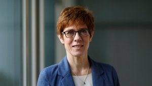 Kramp-Karrenbauer für härteren Umgang mit Flüchtlingen