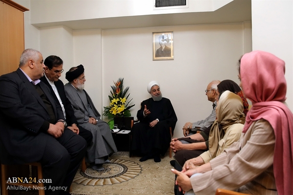 Fotos; iranischer Präsident beim empfang der Familien der Märtyrer