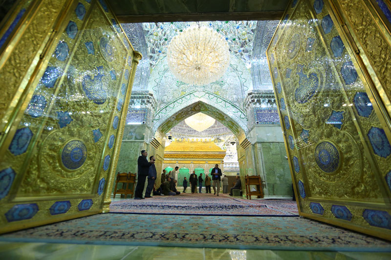 Installing gilded door of 'Al-Ghibah' for Al-Askariyah Shrine