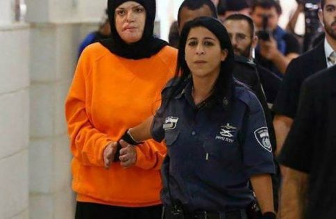 بتر يد أسيرة فلسطينية في سجون الاحتلال بسبب الإهمال الطبي + (صور)