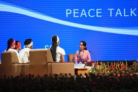 ေဒၚေအာင္ဆန္းစုၾကည္ႏွင့္ လူငယ္မ်ား၏ လိြဳင္ေကာ္ၿငိမ္းခ်မ္းေရးစကားဝုိင္း တစ္နာရီခြဲခန္႔ၾကာေဆြးေႏြး တပ္ပိုင္ေျမမက်ဴးေက်ာ္ရကိစၥ၊ အစို