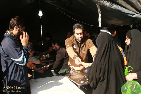 Fotos: Pilger werden im Schrein von Hadrat Fatime bedient