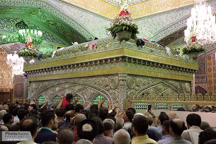 Pilgergruppen aus Europa und Nord-Amerika besuchen den heiligen Schrein Imam Rezas