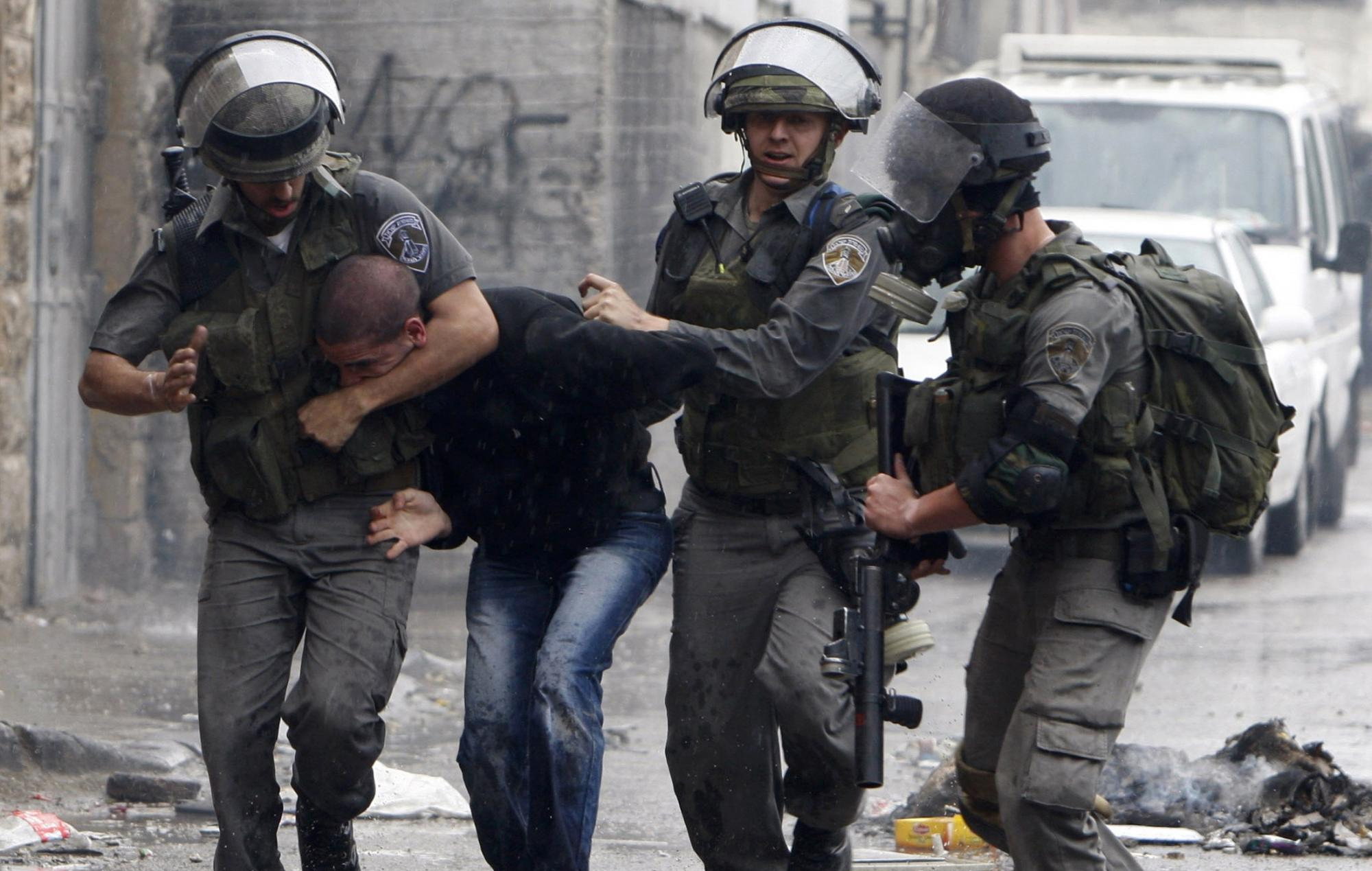 قوات الاحتلال تعتقل 14 فلسطينيا بالضفة بينهم نائب بالتشريعي