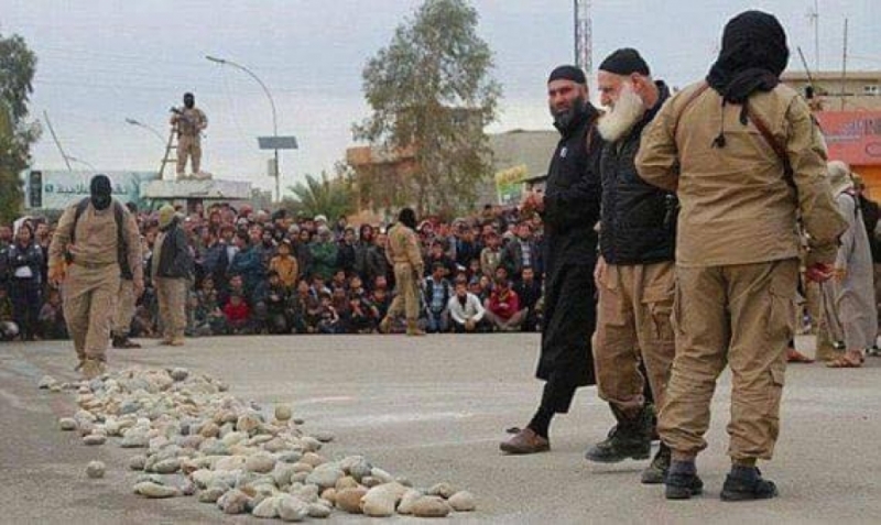 ISIS 'long white beard' executioner who stoned people captured in Mosul / Pics