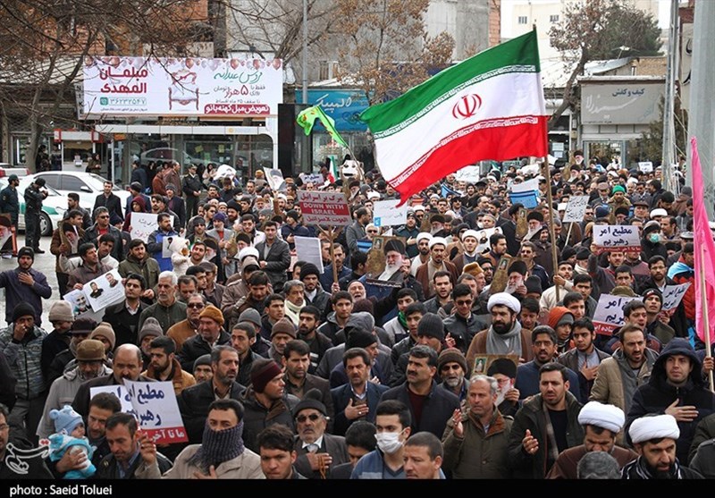 الشعب الايراني يتلاحم في التمسك بمادئ الثورة الاسلامية ضد الاعداء+(صور)