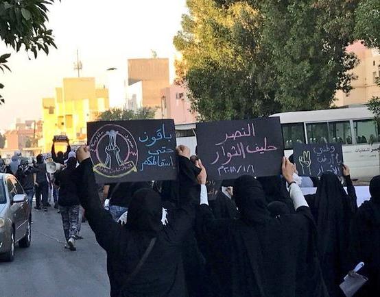 المرتزقة تهاجم المشاركين في فعالية "قادمون يا سترة- 3" بالقنابل الغازيّة والمسيّلة للدموع 