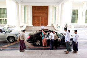 ေဒၚေအာင္ဆန္းစုၾကည္ က်န္းမာေရးေကာင္းမြန္ေၾကာင္း အတိုင္ပင္ခံ႐ံုးက ဓာတ္ပုံမ်ားျဖင့္ ထုတ္ျပန္