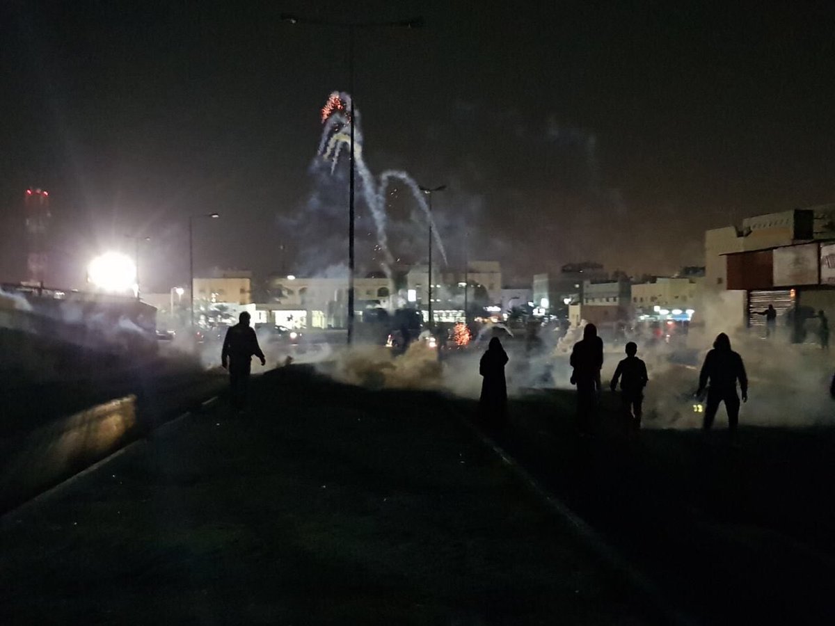 القوات الخليفية تقمع تظاهرة "سيوف الثأر" في سترة والمحتجون يهتفون بشعار "يسقط حمد"
