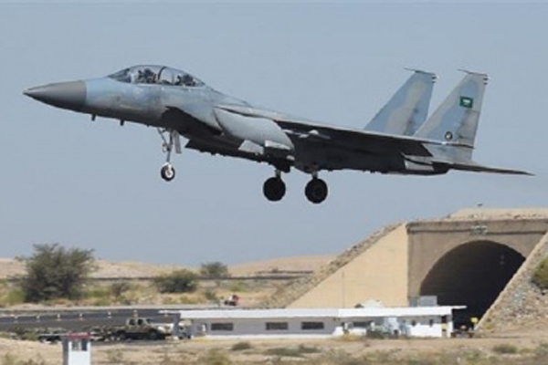 サウジアラビアの戦闘機が、イエメン北部の市場を攻撃