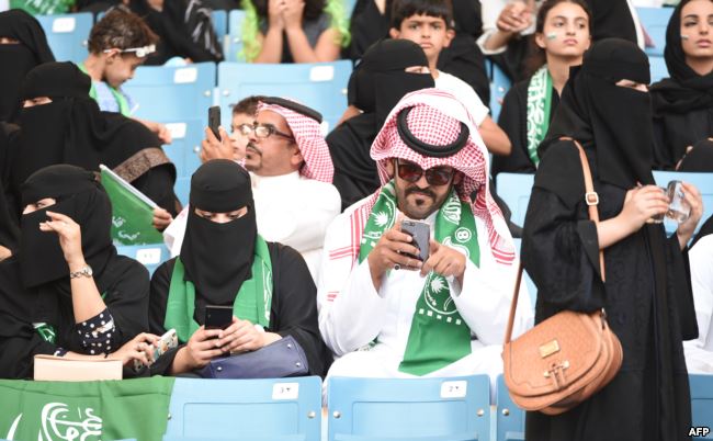النساء السعوديات يحضرن قريبا اول مبارة لكرة القدم!