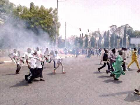 Buhari regime attack 'Free Zakzaky' peaceful protesters with teargas and live bullet in Kaduna