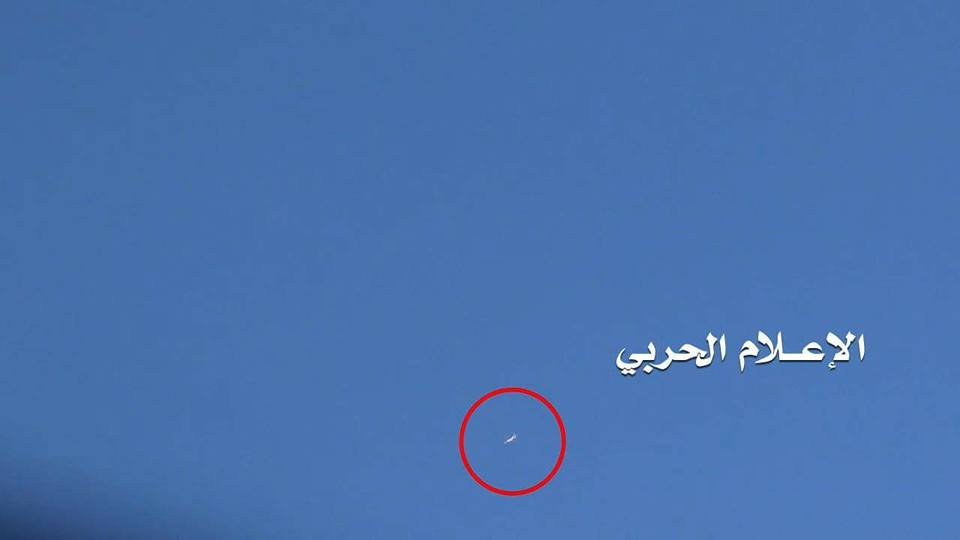 الجيش اليمني يعرض حطام طائرة العدوان التي تم إسقاطها بصعدة+(صور)