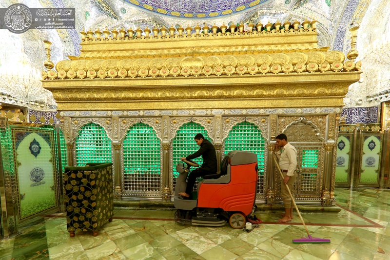 تقرير مصور/ غسل القبة المذهبة والشباك المبارك لمرقد أمير المؤمنين (عليه السلام)