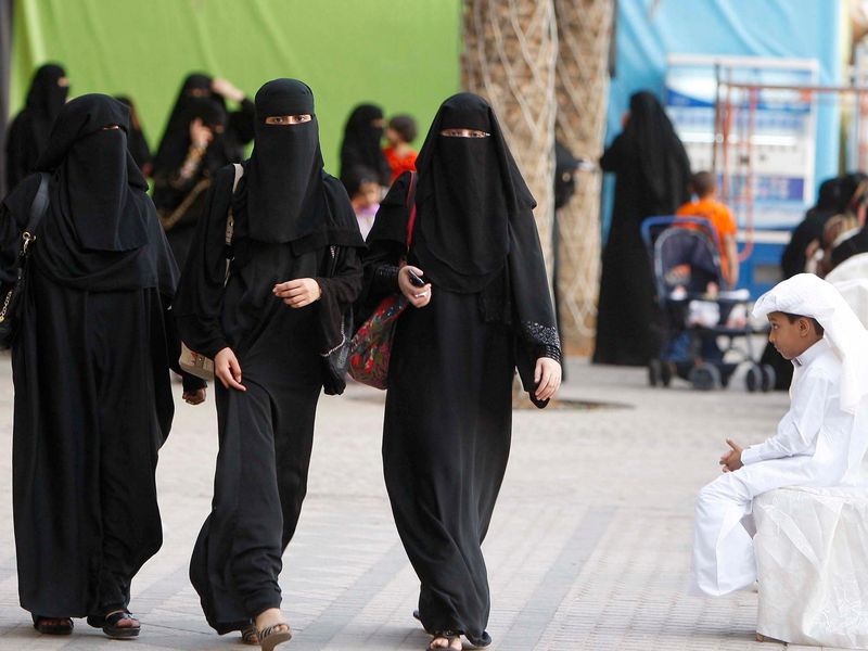قرار جديد بشأن السماح للنساء بالقدوم إلى السعودية دون محرم