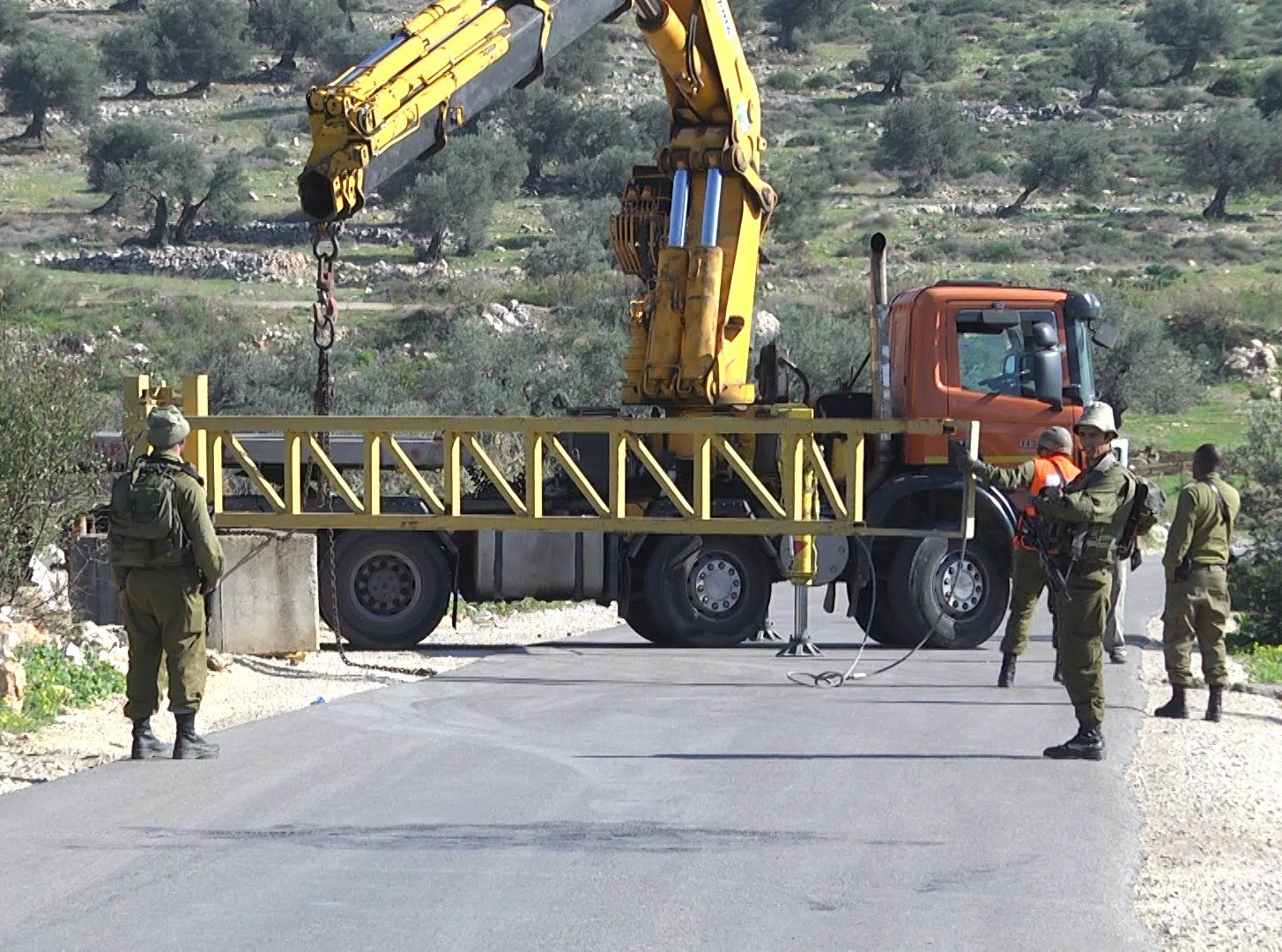 الاحتلال يغلق قرية "النبي صالح" لمنع مسيرة نصرة القدس