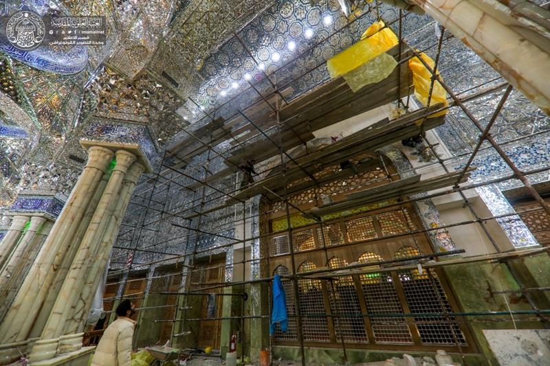 Installing wooden doors between Abu Talib colonnade and Fatima Courtyard 