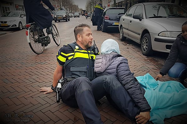 Һоландијалы полисдән нүмунәви аддым: Полис Мүсәлман гадына белә көмәк етди – Фото
