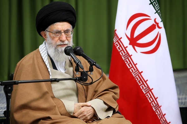 الامام الخامنئي: على العالم الاسلامي ان يقول بصوت عال ويعلن موقفه في القضايا الرئيسية