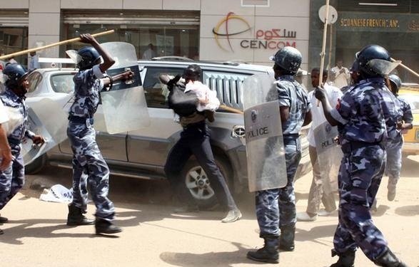 الشرطة السودانية تطلق قنابل مسيلة للدموع في الخرطوم 