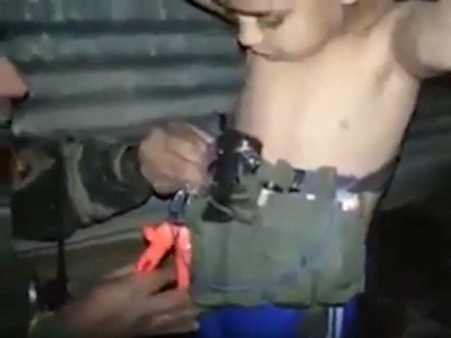 Viral, Video ISIS Pasang Sabuk Bom ke Tubuh Anak Kecil 