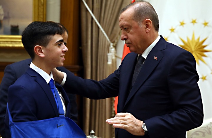 أردوغان يستقبل الطفل الفلسطيني "الجنيدي" في أنقرة + (صور)