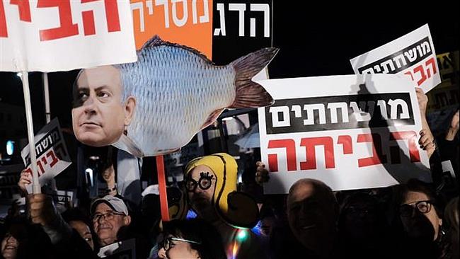 Hundreds Protesters urge resignation of Israeli Netanyahu over corruption scandals