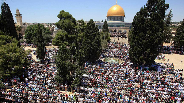 Thousands of Palestinians perform Friday prayers at Al-Aqsa despite inclement weather