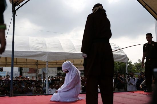 جلد عروسين قبل الزواج بأيام في إندونيسيا + (صور)