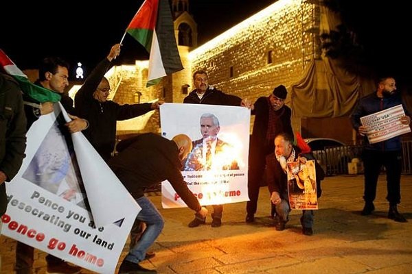 فلسطین میں امریکی صدر اور نائب صدر کی تصویریں نذر آتش 