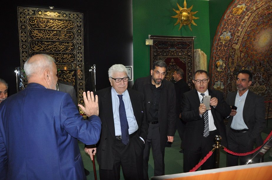 رجل أعمال فلسطيني يقدم هدية نادرة للعتبة الحسينية المقدسة+ (صور)