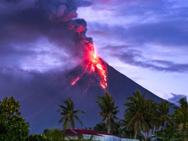 Gunung Berapi Mayon Muntahkan Lava