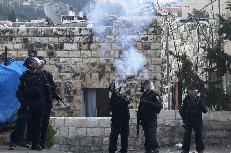 Israeli occupied forces shoot, abduct a teenage boy Near Al Khalil