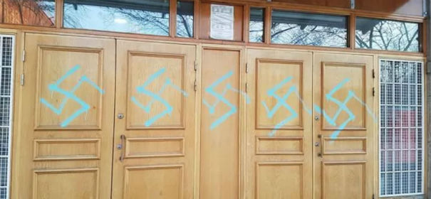 Moschee mit Hakenkreuzen beschmiert
