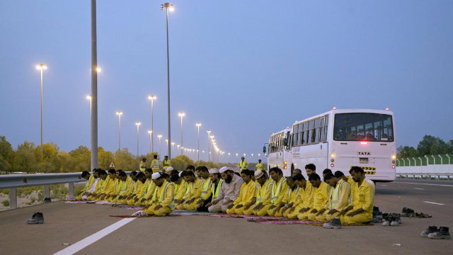 UAE Muslim drivers stopping in road to pray will fine £190