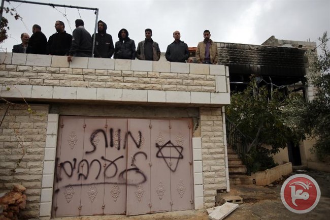 Extremist settlers torch Palestinian cars, graffiti walls with racist slogans in Al-Quds