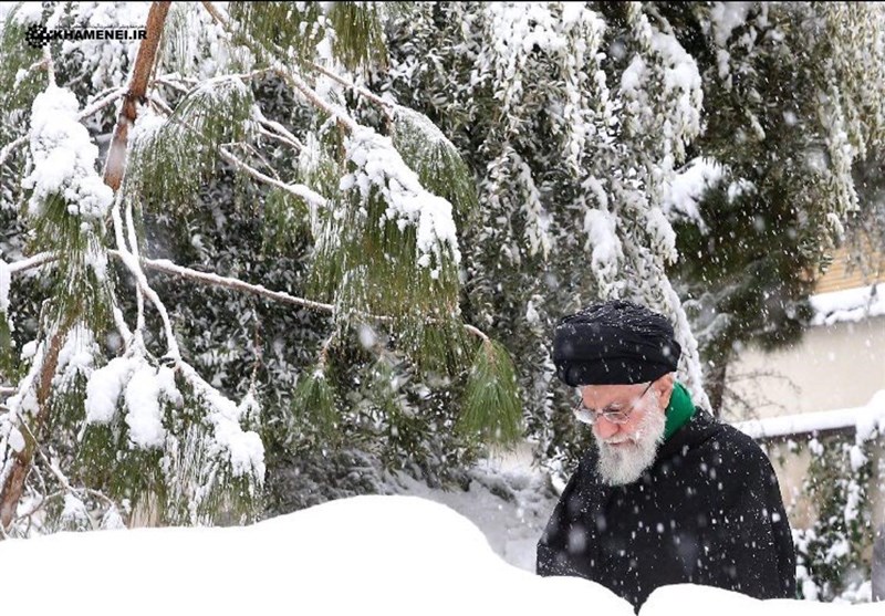 صورة رائعة لقائد الثورة الاسلامية اثناء ذهابه الى درس بحث الخارج