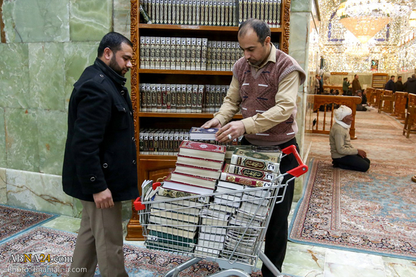 Fotos: Die Diener des Imam alis Schreins helfen den Pilgern