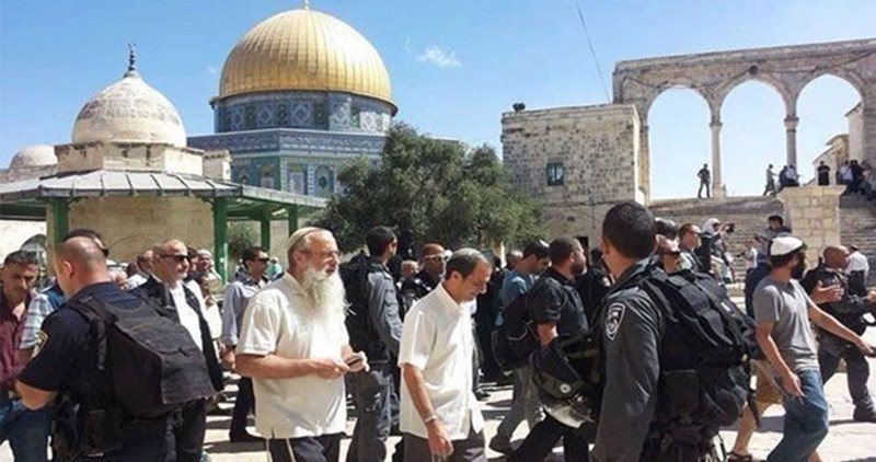Extremist Israeli settlers continue to storm Al-Aqsa courtyards