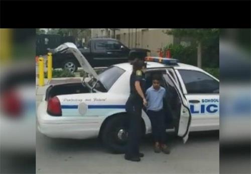 अमेरिकी पुलिस ने सात साल के बच्चे को पहनाई हथकड़ी।