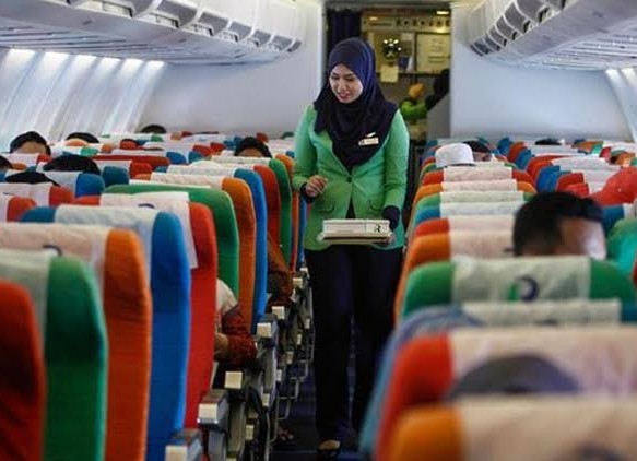 إقليم آتشيه الإندونيسي يأمر مضيفات الطيران المسلمات بارتداء "الحجاب"