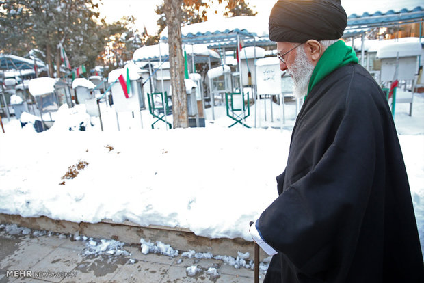 Imam Khamenei pays tribute to Imam Khomeini, martyrs in cold weather