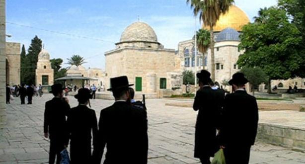 Zionist police protect 57 extremist Jewish settlers during incursion into al-Aqsa Mosque