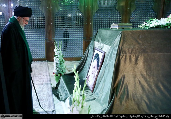 Imam Jameneí Rinde Homenaje al Fundador de la República Islámica 