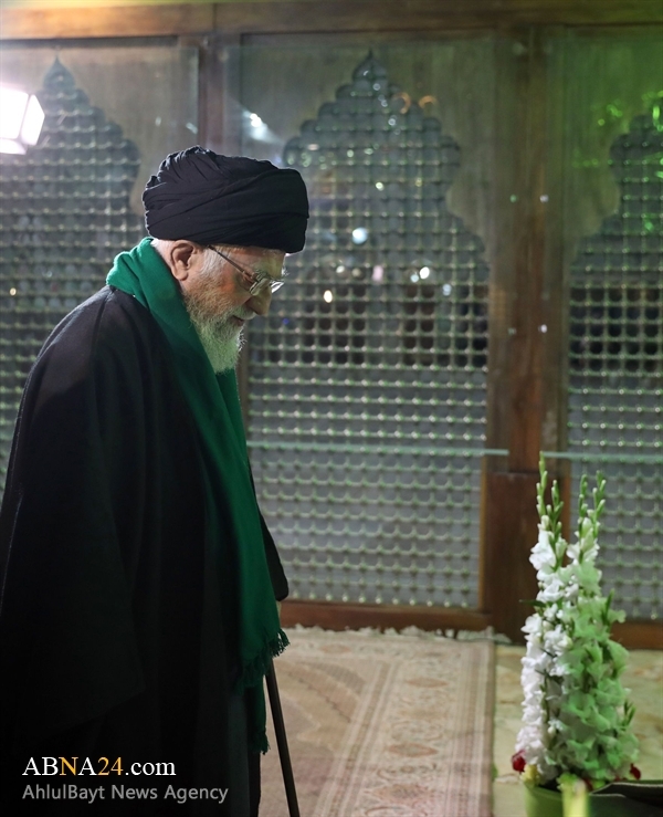 Le chef de la révolution islamique visite le sanctuaire de l'imam Khomeiny et les martyrs de la révolution islamique