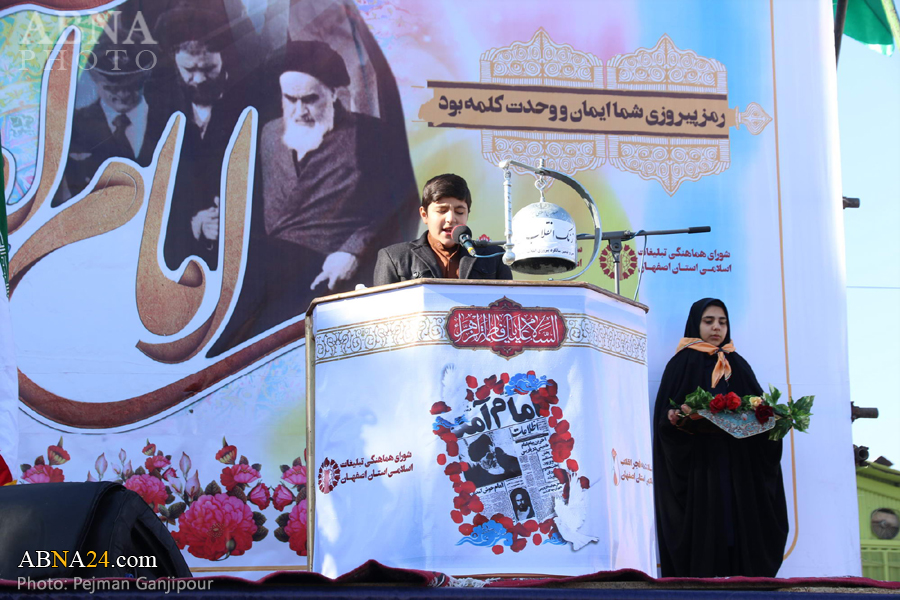 تقرير مصور/ جماهير غفيرة باصفهان تشارك في مراسم خاصة بمجئ مفجر الثورة الاسلامية الى ارض الوطن