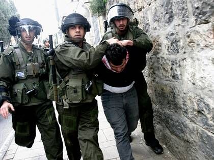 اعتقال 7 مواطنين فلسطينيين من الضفة الغربية